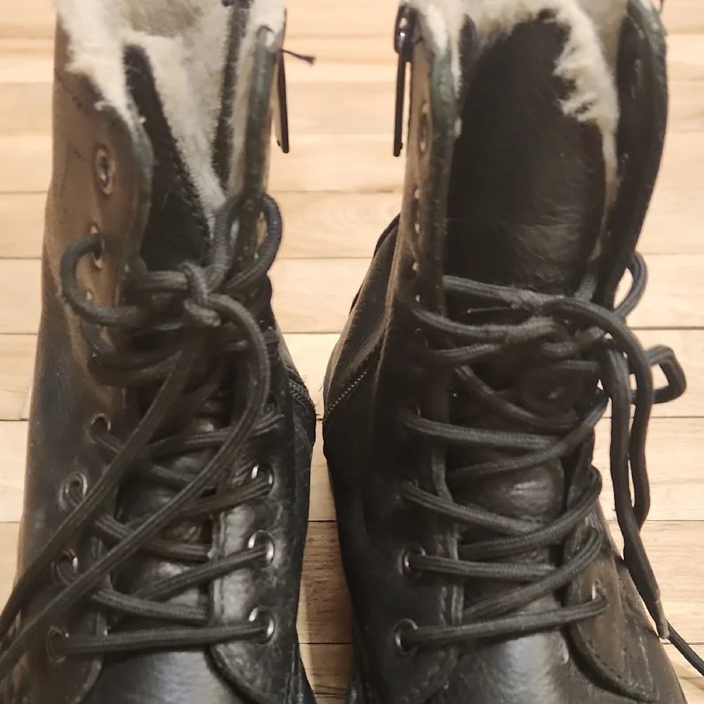 Dr. Martens Black Ankle Boots with Cream Lining - Picture 3 of 16
